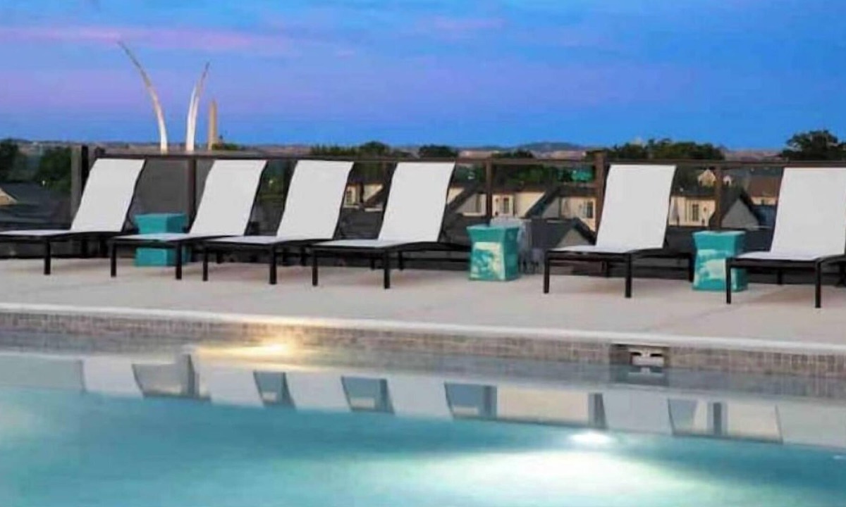 Arlington Apartment | LUXE DC Condo w/ rooftop & resort style amenities!