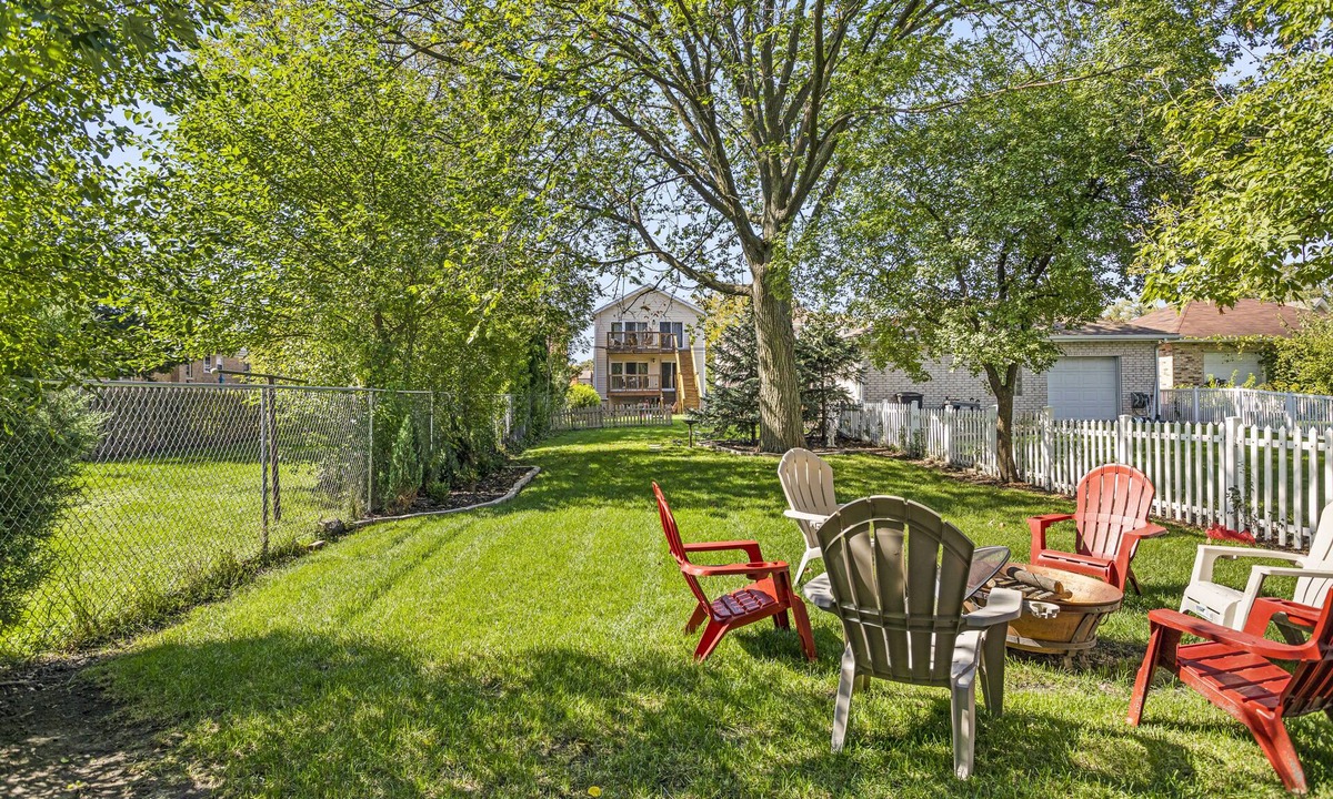 Chicago House | Luxe Duplex - Private Gym -Huge Yard -King Beds Garage Parking-EV Charger- Crib