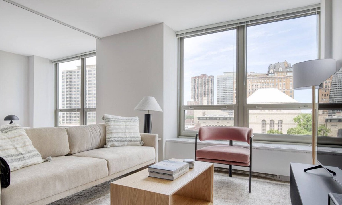 Lake View East Apartment | Luxe Lakeview Studio w/ Deck, Pool & Gym, nr Lincoln Park, by Blueground