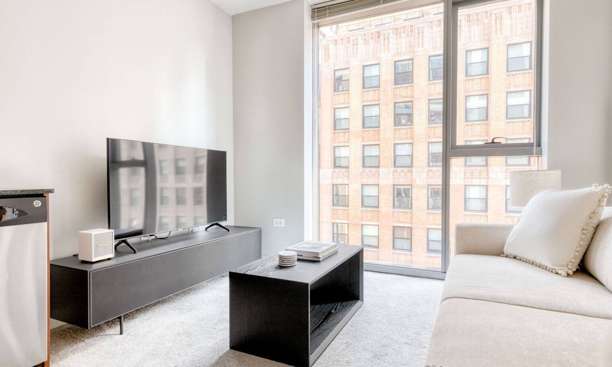Downtown Chicago Apartment | Luxe Loop Studio w/Gym, Pool & Lounge, 1 block from L, by Blueground