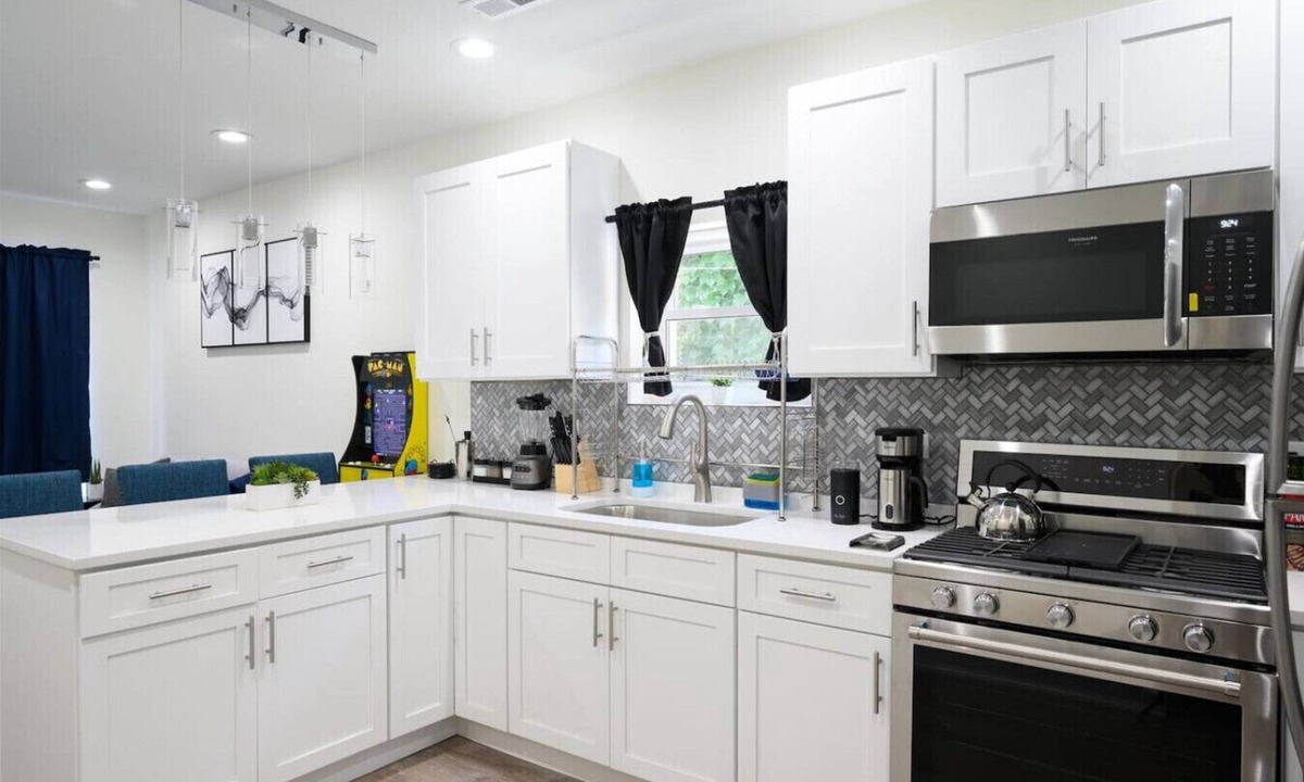 Little Village Apartment | Luxurious, Cozy Beauty 10 min from Downtown Chicago