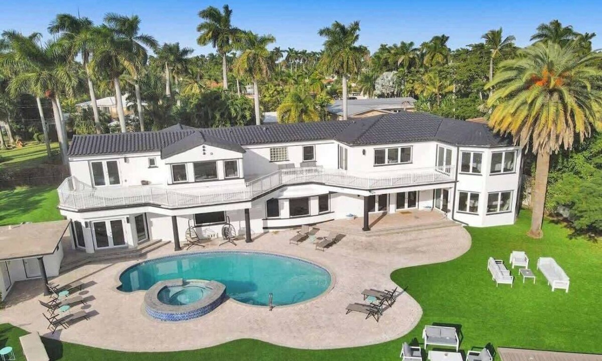 South Lake Villa | Luxurious Lake front Villa 10BR