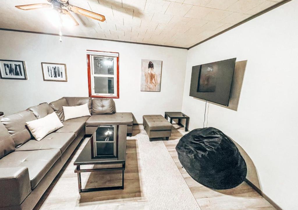 Springfield House | Luxury 2 Bedroom Spacious House with Huge Backyard