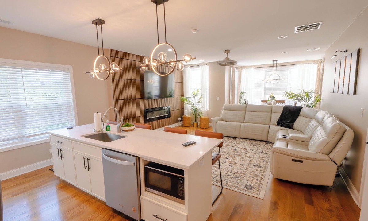 Rogers Park Villa | Luxury 9 BR, Villa Mins from Downtown and the Lake.