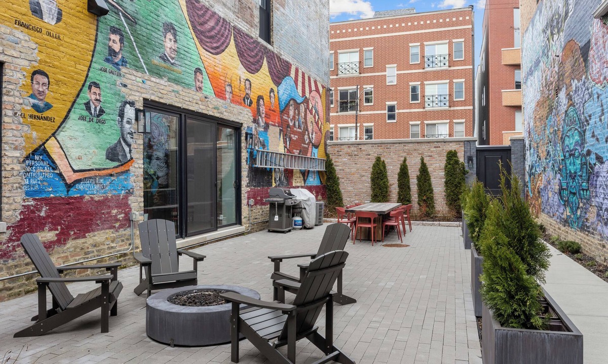 Wicker Park Apartment | Luxury Chicago 2 Story Condo: 10 Mins to Downtown