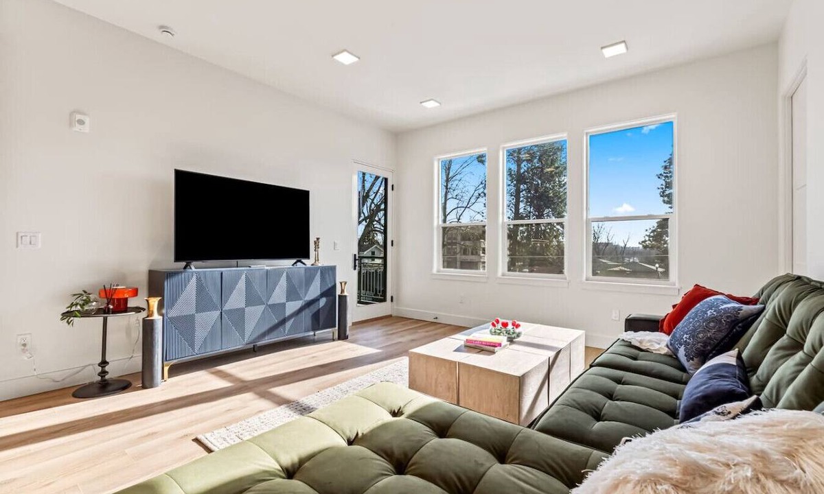Eagle Apartment | Luxury Downtown Eagle Condo King Suite Parking Walk to Dining and River