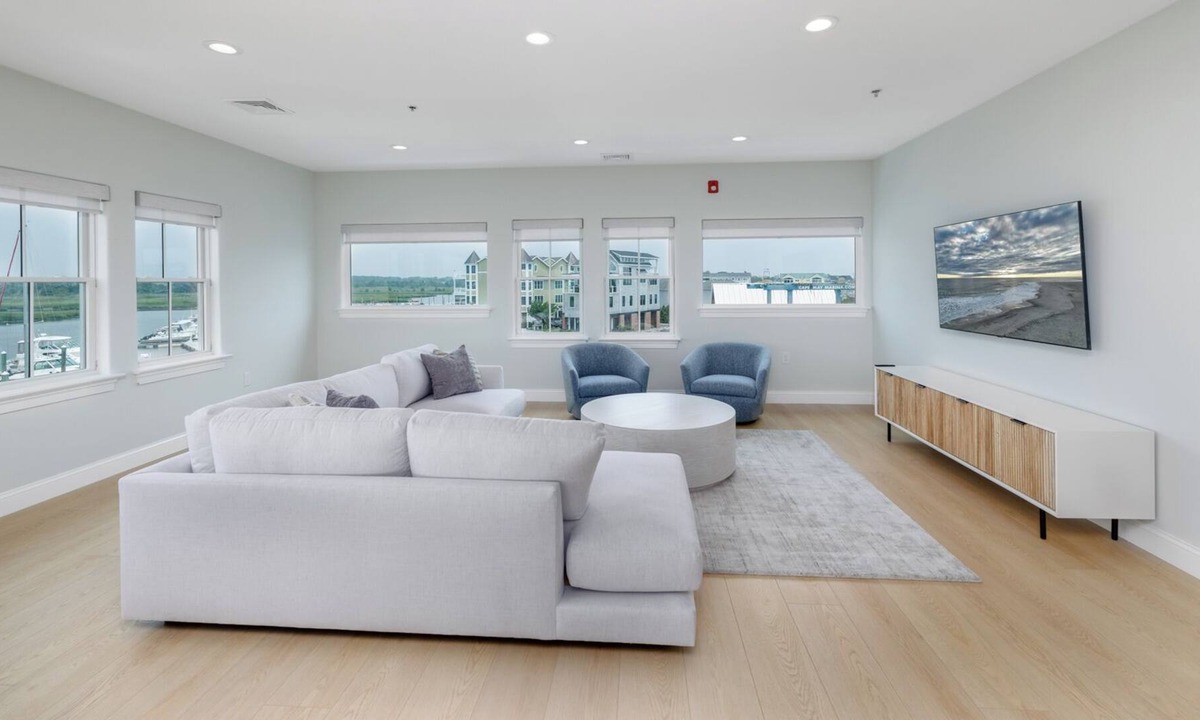 Village Green Apartment | Luxury Flat with sweeping marina views! Access to two pools and paddle club!
