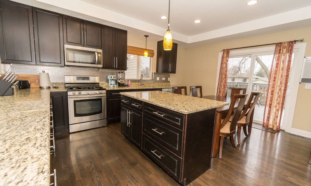 Bensenville House | Luxury House minutes away from O'Hare and Downtown Chicago