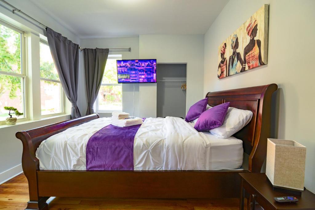 Irving Park House | Luxury Room in Irving Park 33011