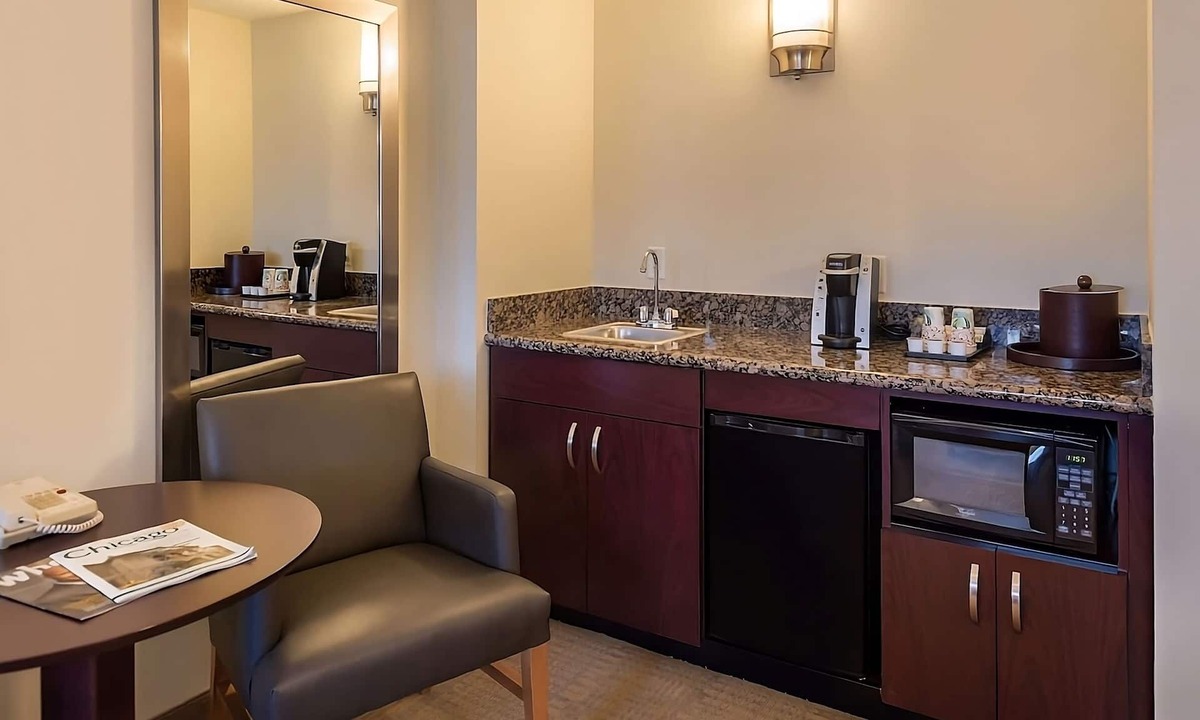 O'Hare Hotel | Maximum Comfort! With Airport Shuttle Service, Pets are Welcome!