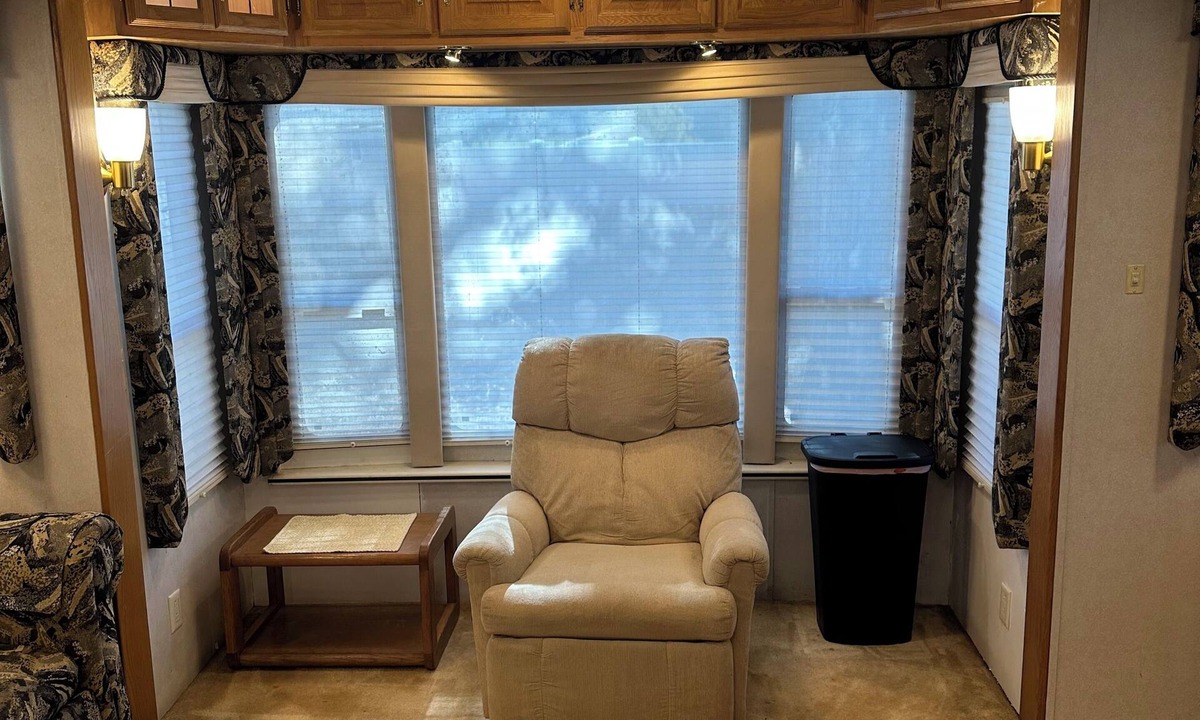 Broadmoor House | Max’s Properties 40’ RV with full Kitchen and Laundry