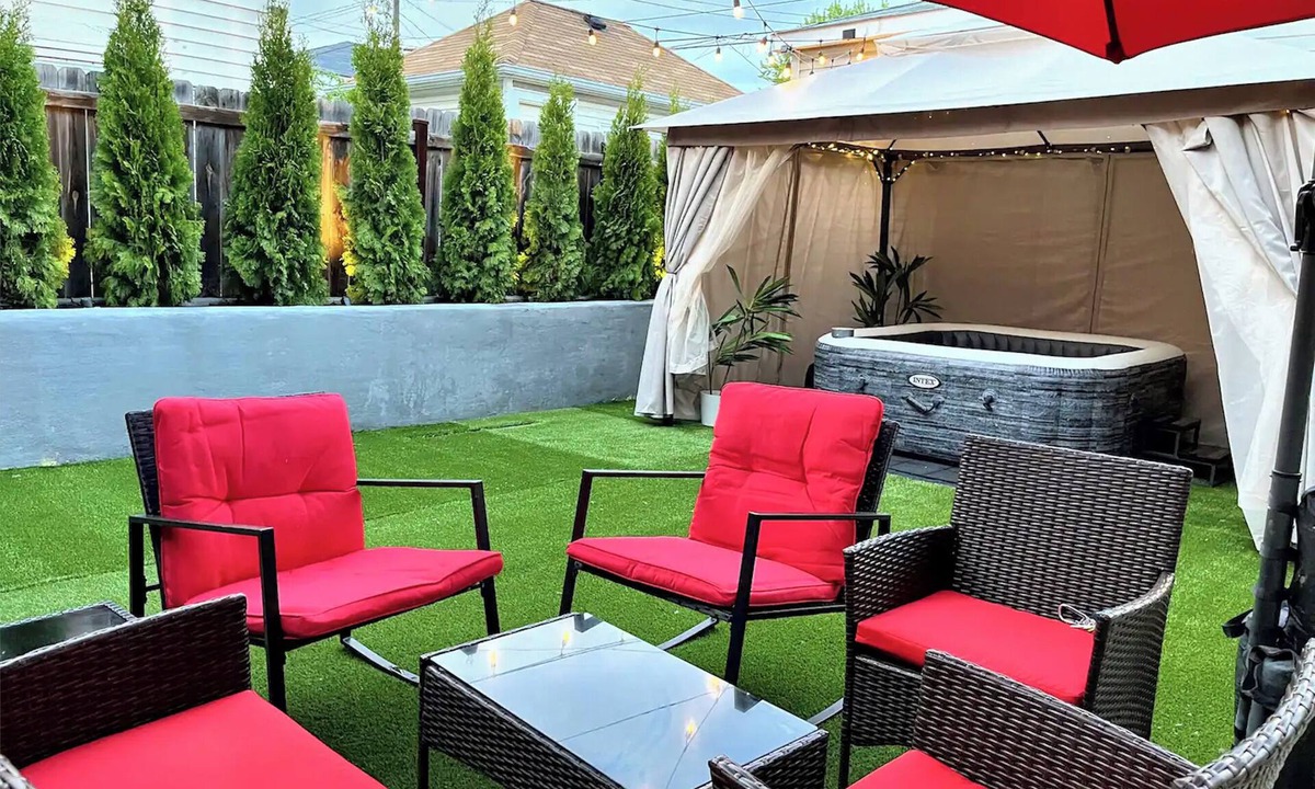 Bridgeport House | Mayors Manor, Zen Garden Oasis, Hot Tub & Sauna in Central Chicago, 8-12 guests