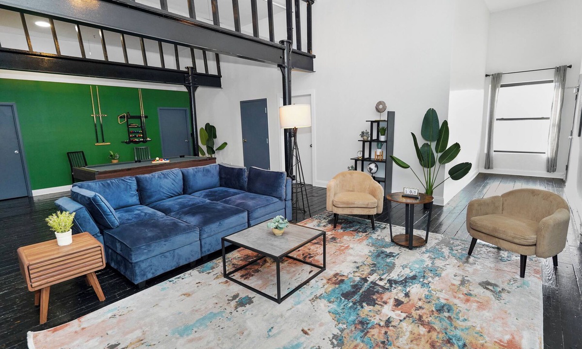 Near South Side Apartment | McCormick Pl HUGE 5Br with Pool table/Optional parking/sleeps 12