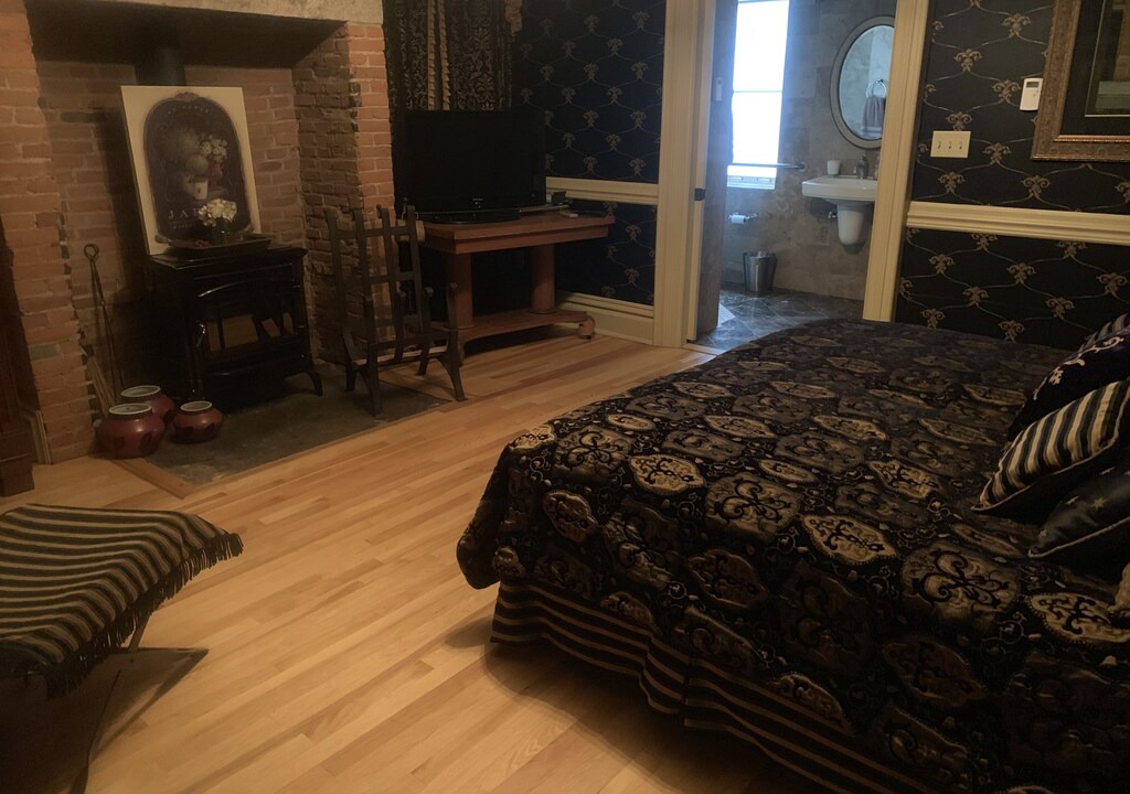 East Dubuque House | Merry Mansion - Garden Room w/ Fireplace