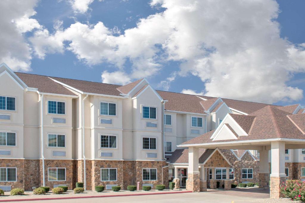 Quincy Hotel | Microtel Inn & Suites by Wyndham Quincy Downtown - River Area