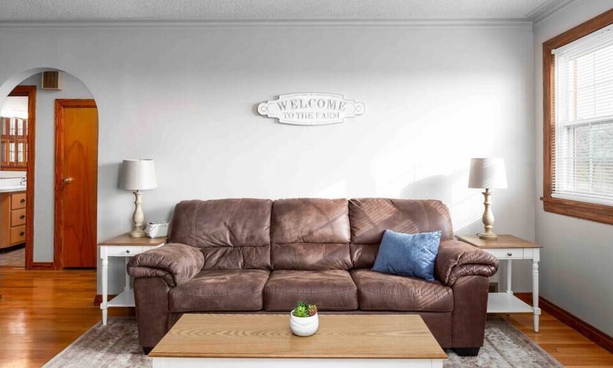 Plainview House | Mid-century Farmhouse- 35 acres- clean & quiet