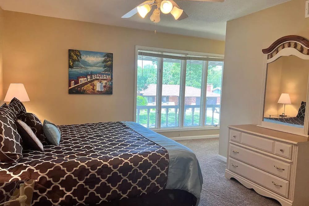 Quincy House | Mins to Blessing Hospital, Country Club, HotRiver