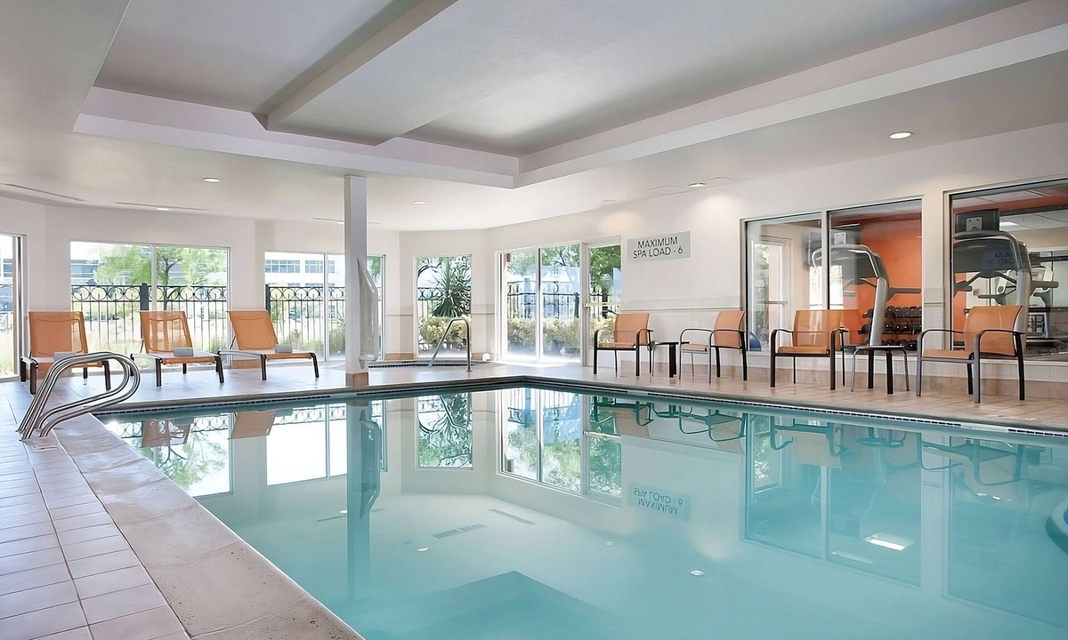 West Dundee House | Minutes from Stonegate Conference Centre! FREE Parking, Indoor Swimming Pool!
