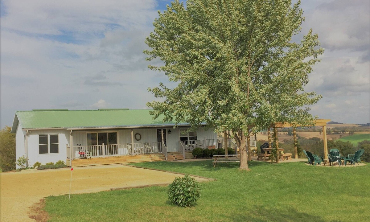 Hanover House | Minutes to Galena. Bird Cottage @ Sorriso Vineyard Galena Illinois