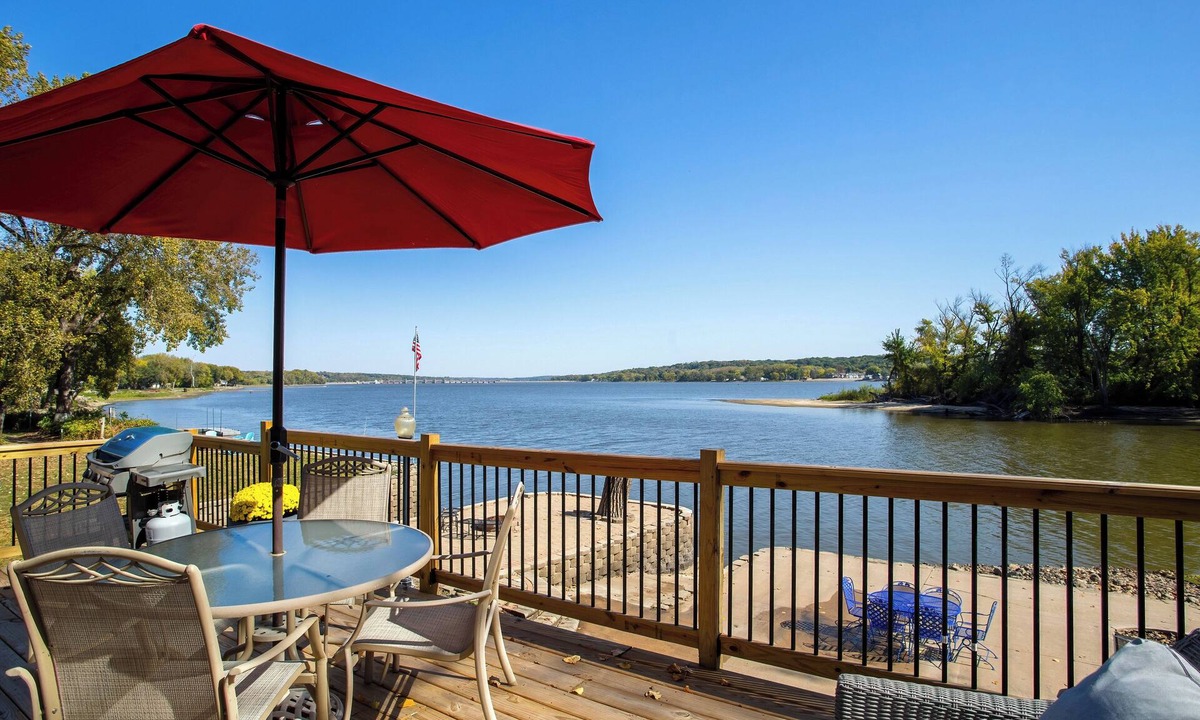 Lynn Center House | Mississippi Riverfront home. Totally updated.2 bed 1 bath sleeps 6.amazing views