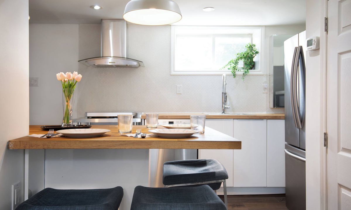 Old East York Apartment | Modern 2 Bed Suite in Toronto - Full Kitchen & Laundry - Close to Subway