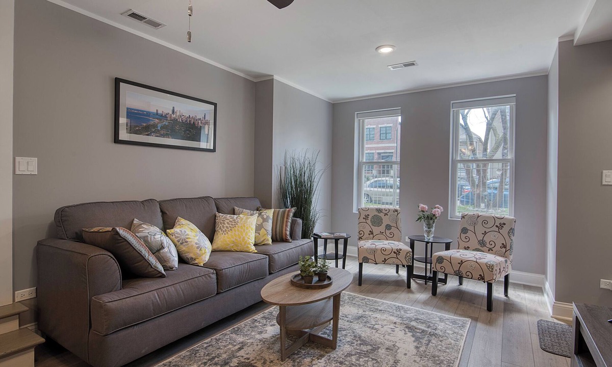 Roscoe Village House | Modern 2BR in Roscoe/Wrigley with Free Street Parking walk to Paulina Brown-line