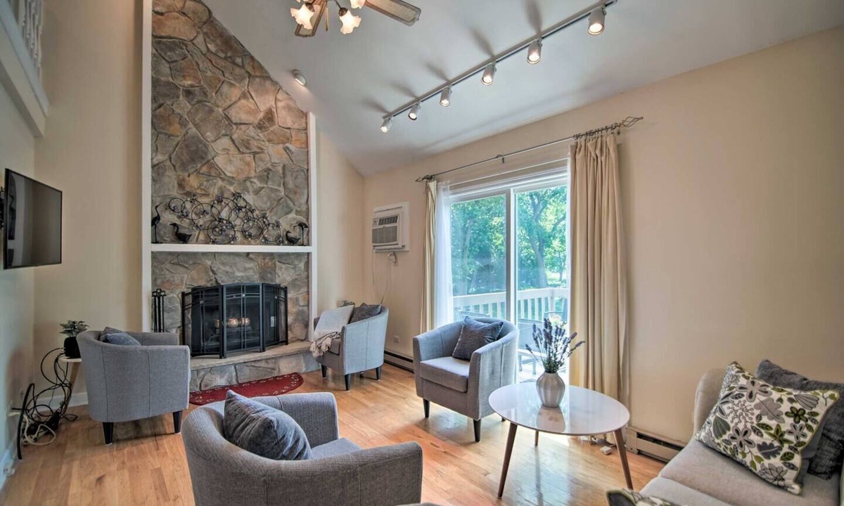 Gurnee House | Modern 3Bd Townhome Near Beach & Base