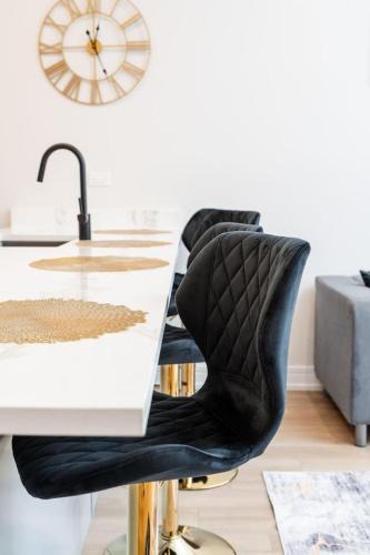 Bronzeville Apartment | Modern 3BR Stay Near DT CHI