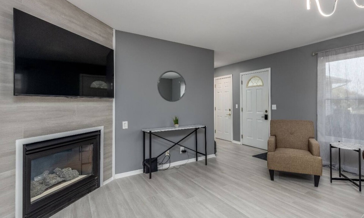 Ottawa Villa | Modern and Cozy Home with Fireplace