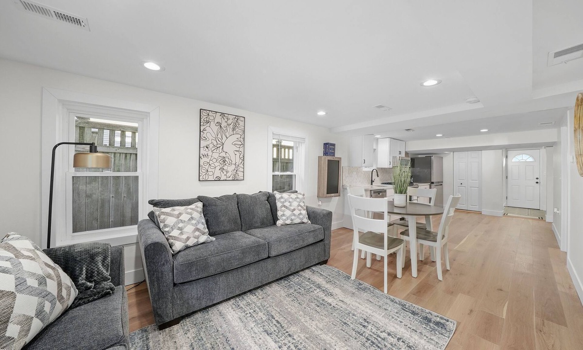 Forest Park Apartment | Modern apartment in great central location!