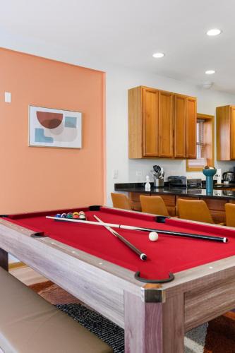 Wicker Park Apartment | Modern Apt Billiards 1 Private Patio 1 Parking