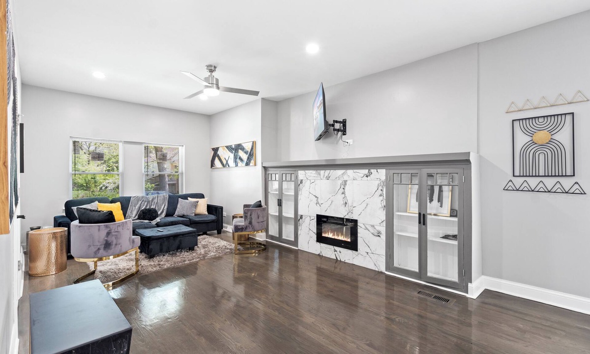 South Chicago House | Modern Bungalow near the beach! 20 minutes to downtown!