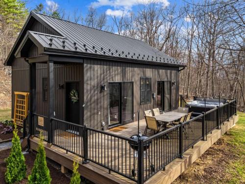 Great Cacapon Ski Chalet | Modern Cabin Retreat w Hot Tub Sauna & Fire Pit