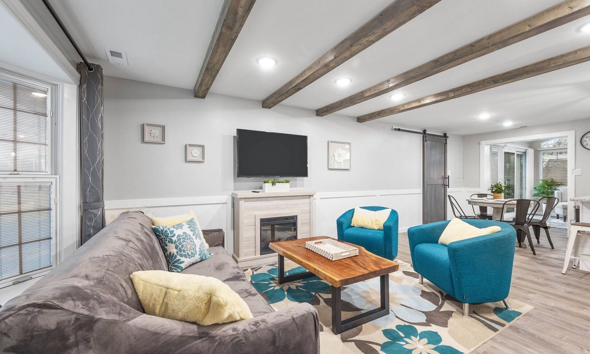 Wasco House | Modern & Clean 3 Bedroom House with Sunroom