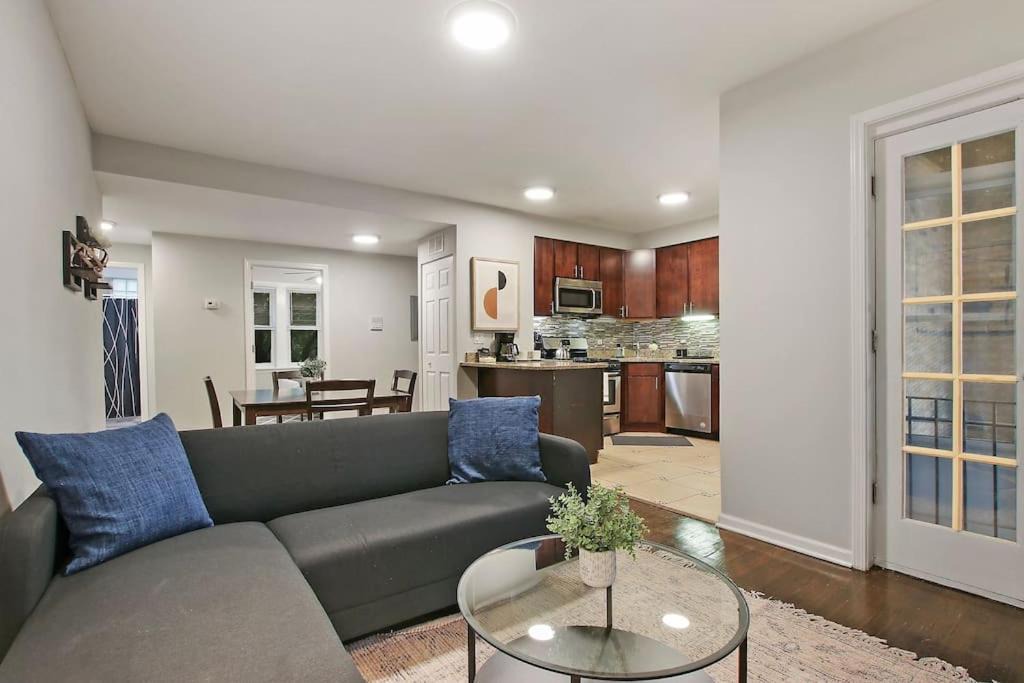 Chicago Apartment | Modern & Furnished 2BR Apt with In-unit Laundry - Sunnyside 2E