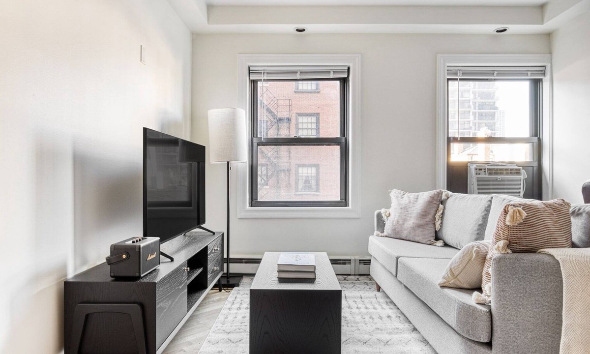 Gold Coast Apartment | Modern Gold Coast Studio w/Doorman & Gym, 2 blocks to L, by Blueground
