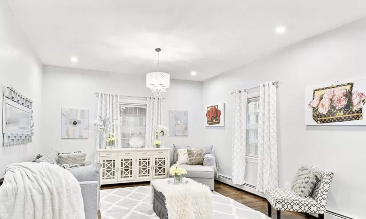 South Side Apartment | MODERN LUXE 3BEDROOMS/2BATHROOMS/4BEDS/PARKING -FIRST FLOOR APARTMENT