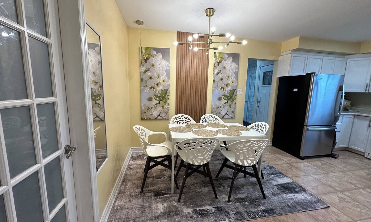 Scarborough House | Modern Main-Floor Suite Free Parking Near Downtown