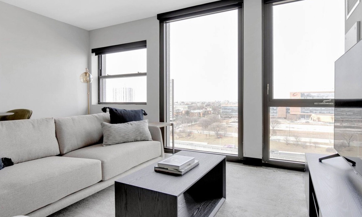 Illinois Medical District Apartment | Modern Medical District 1BR w/ Gym & W/D, 1 block to L, by Blueground