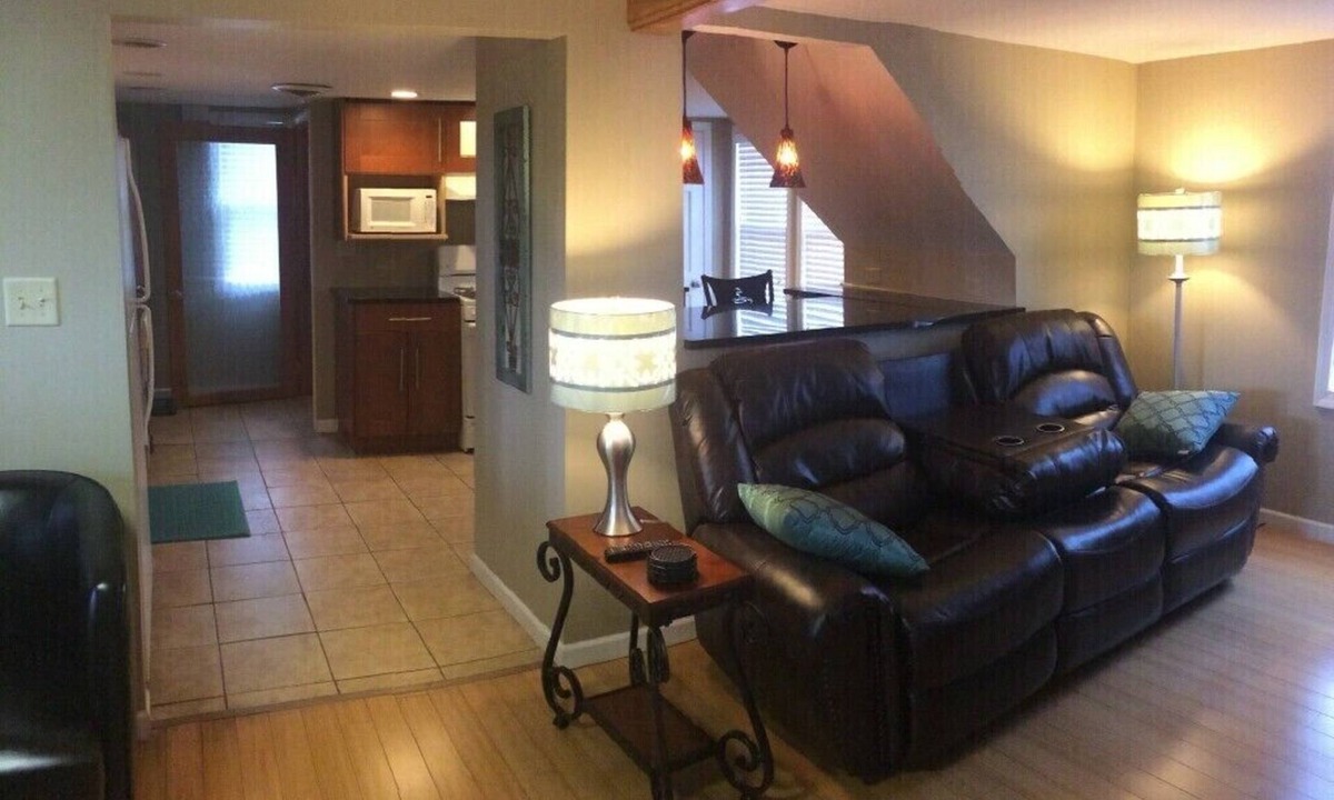 Steger Apartment | Modern One Bedroom Apartment 35 miles to Chicago