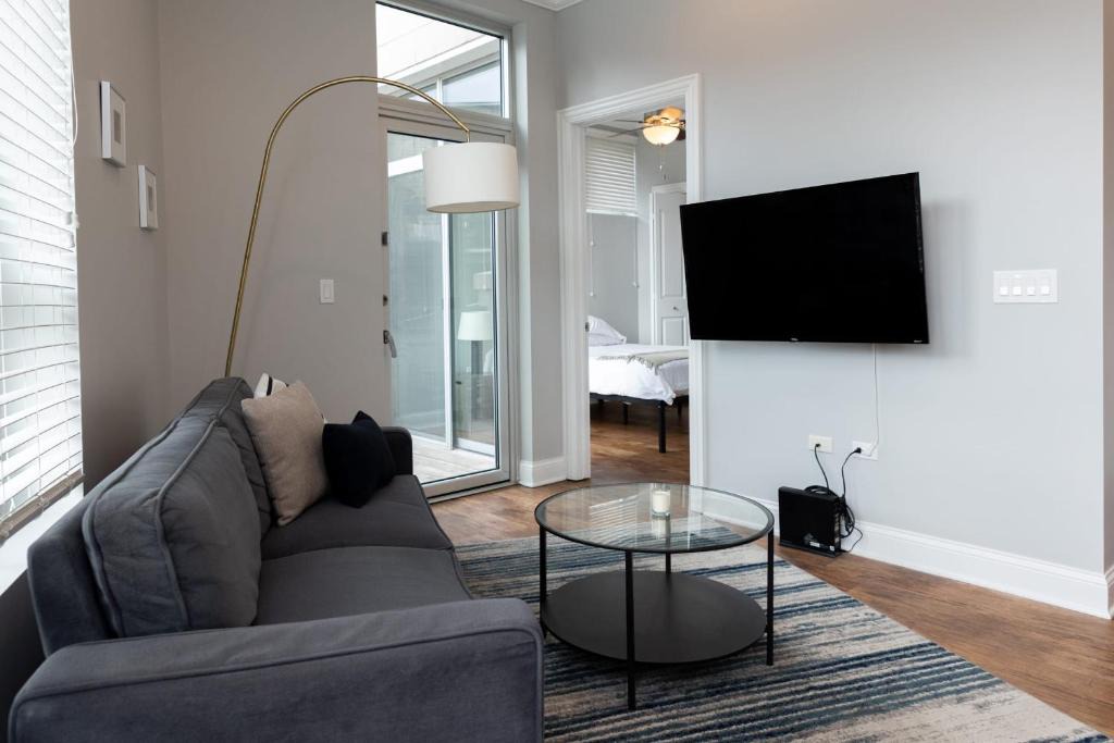 River West Apartment | Modern River West 2BR with W&D by Zencity