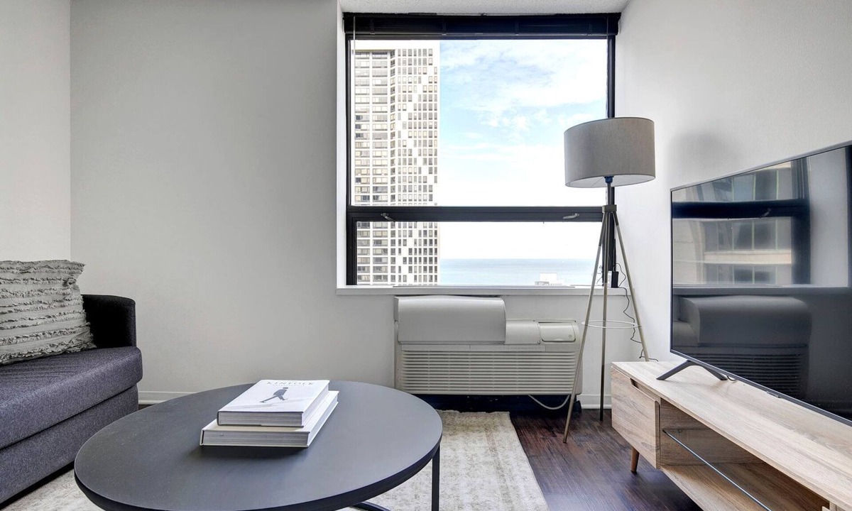 Streeterville Apartment | Modern Streeterville 1BR w/Gym, Pool, walk to Navy Pier, by Blueground