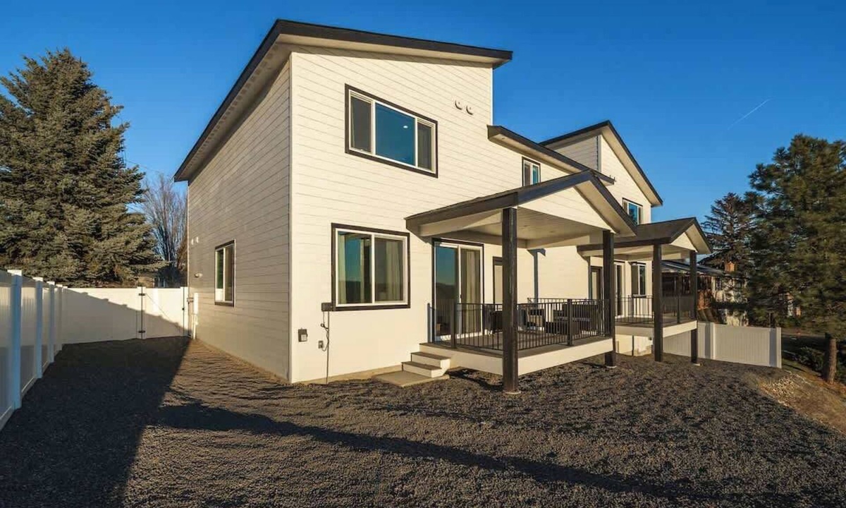 Spokane House | Modern Villa with Scenic Views