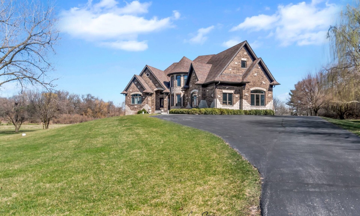 Mokena House | Mokena Manor: Luxury Living - Your Elite Escape!