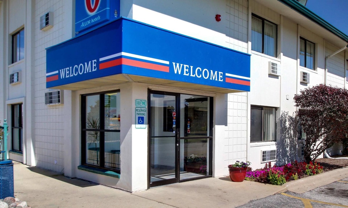 Normal Hotel | Motel 6 Normal, IL - Bloomington Area
