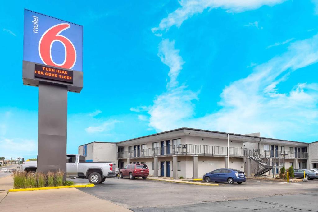 Villa Park Hotel | Motel 6-Villa Park, IL - Chicago West