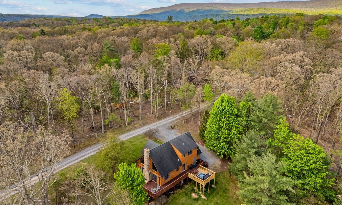 Berkeley Springs Ski Chalet | Mountain Retreat w Hot Tub, Grill, Deck & More!