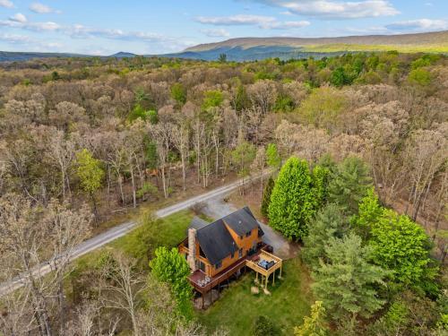 Berkeley Springs Ski Chalet | Mountain Retreat w Hot Tub Grill Deck & More