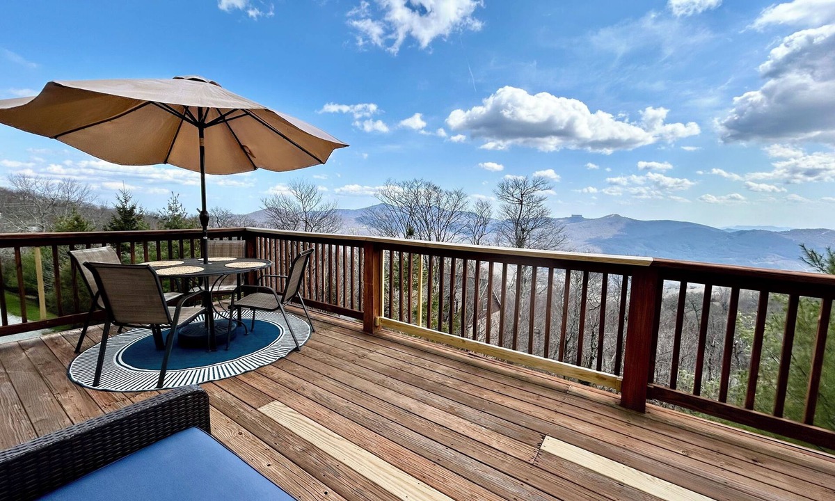 Beech Mountain Condo | Mountain Views + Walk to Overlook Barn, Slopes, Fred's & White Wolf!