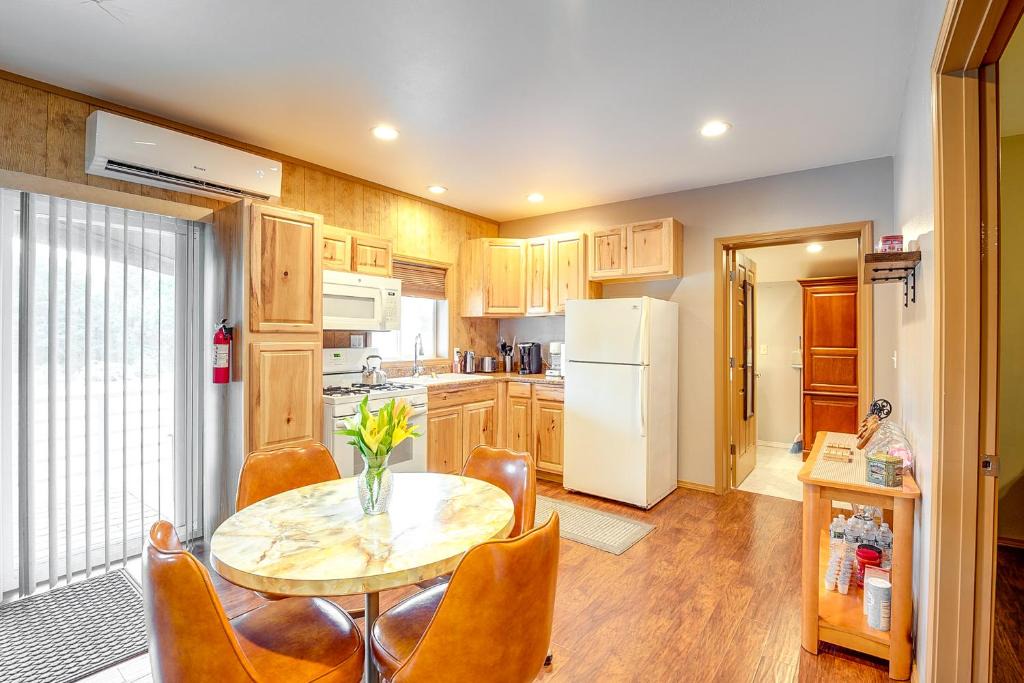 Murphysboro Apartment | Murphysboro Retreat with Deck Near Kinkaid Lake!